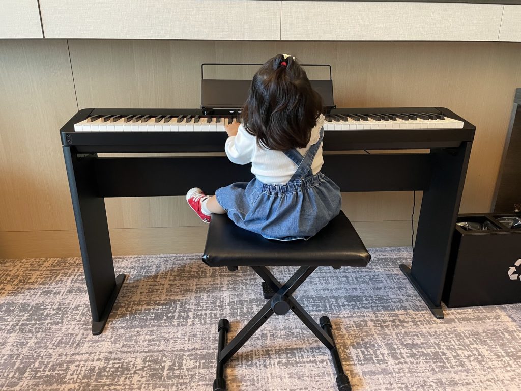 メズム東京　お部屋のピアノを弾く娘